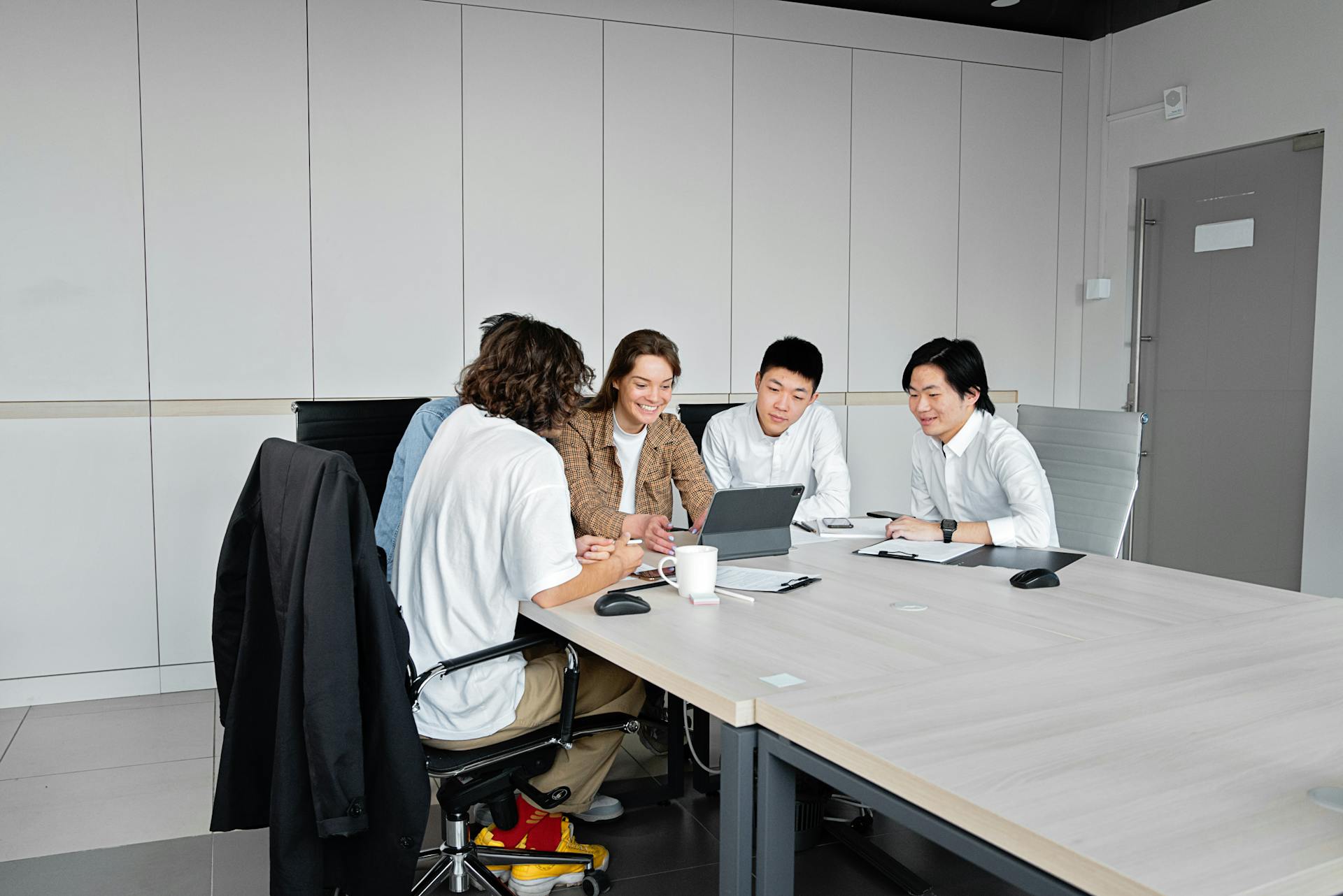 Verteiltes Team mit Laptops &mdash; Metapher f&uuml;r APAC-Standorte plus Kanada-Knoten