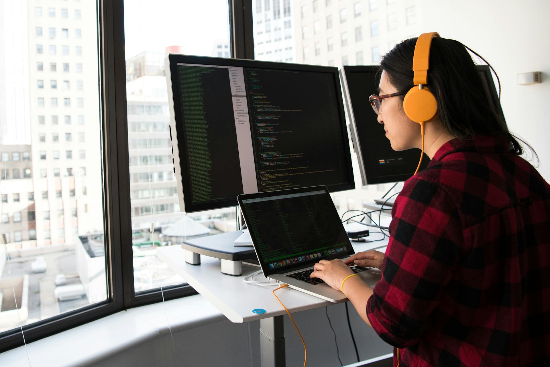 Arbeitsplatz mit Laptop und Code &mdash; Metapher f&uuml;r OpenClaw-Gateway und Fern-Mac-Betrieb