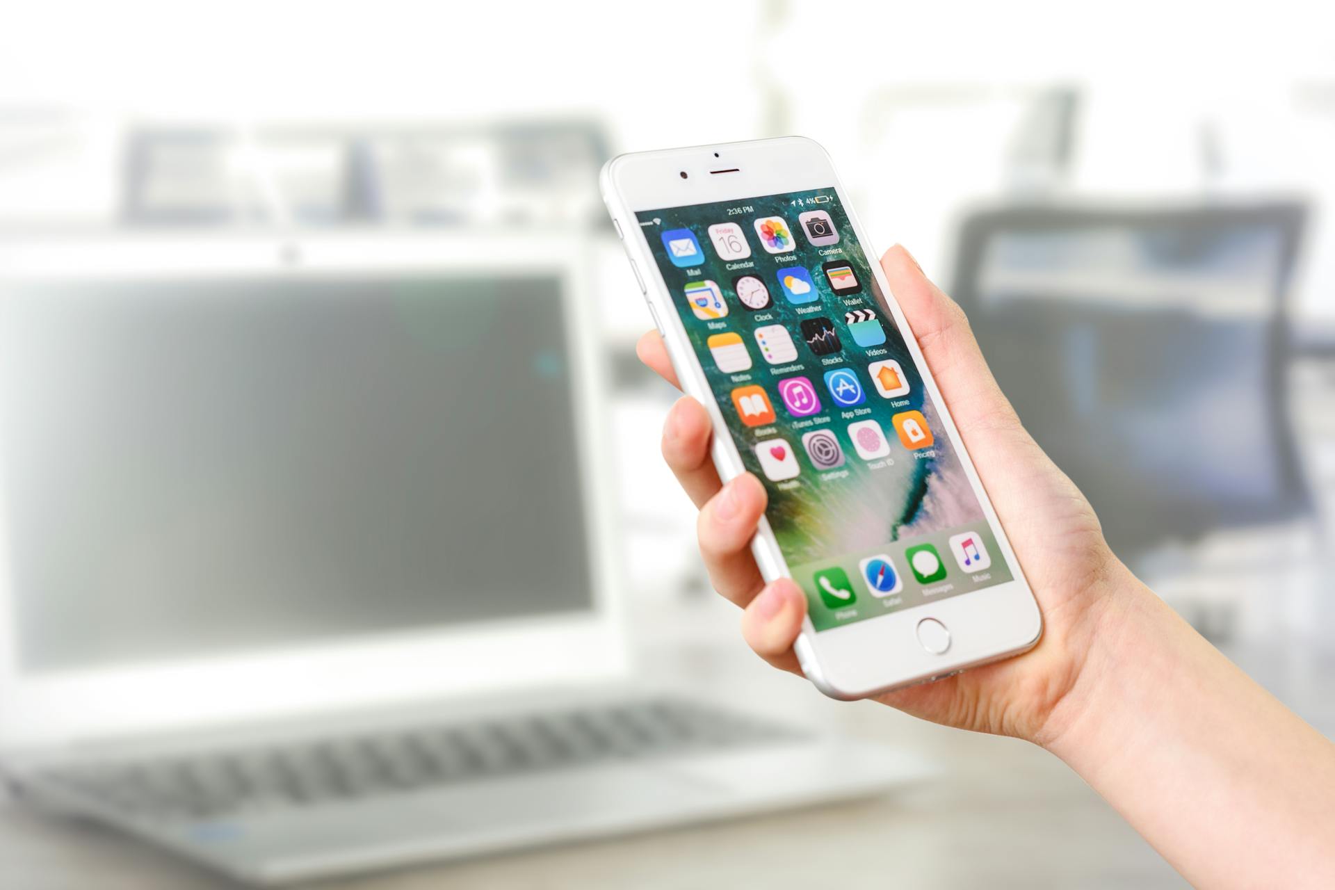 Smartphone und Laptop symbolisieren iOS- und Android-Knoten, die an ein OpenClaw-Gateway in Kanada gekoppelt werden