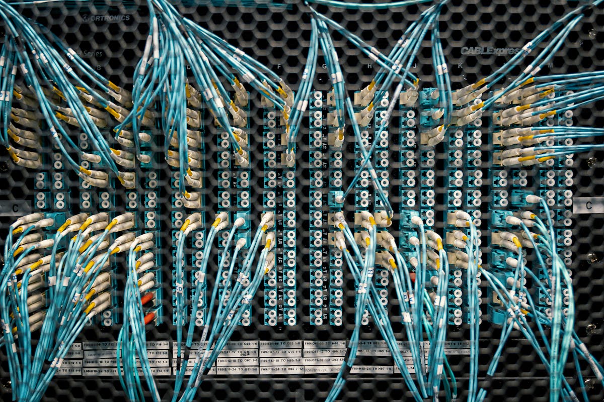 Glasfaser- und Patchfelder: stabile Netz-Infrastruktur f&uuml;r OpenClaw-Migration nach Kanada