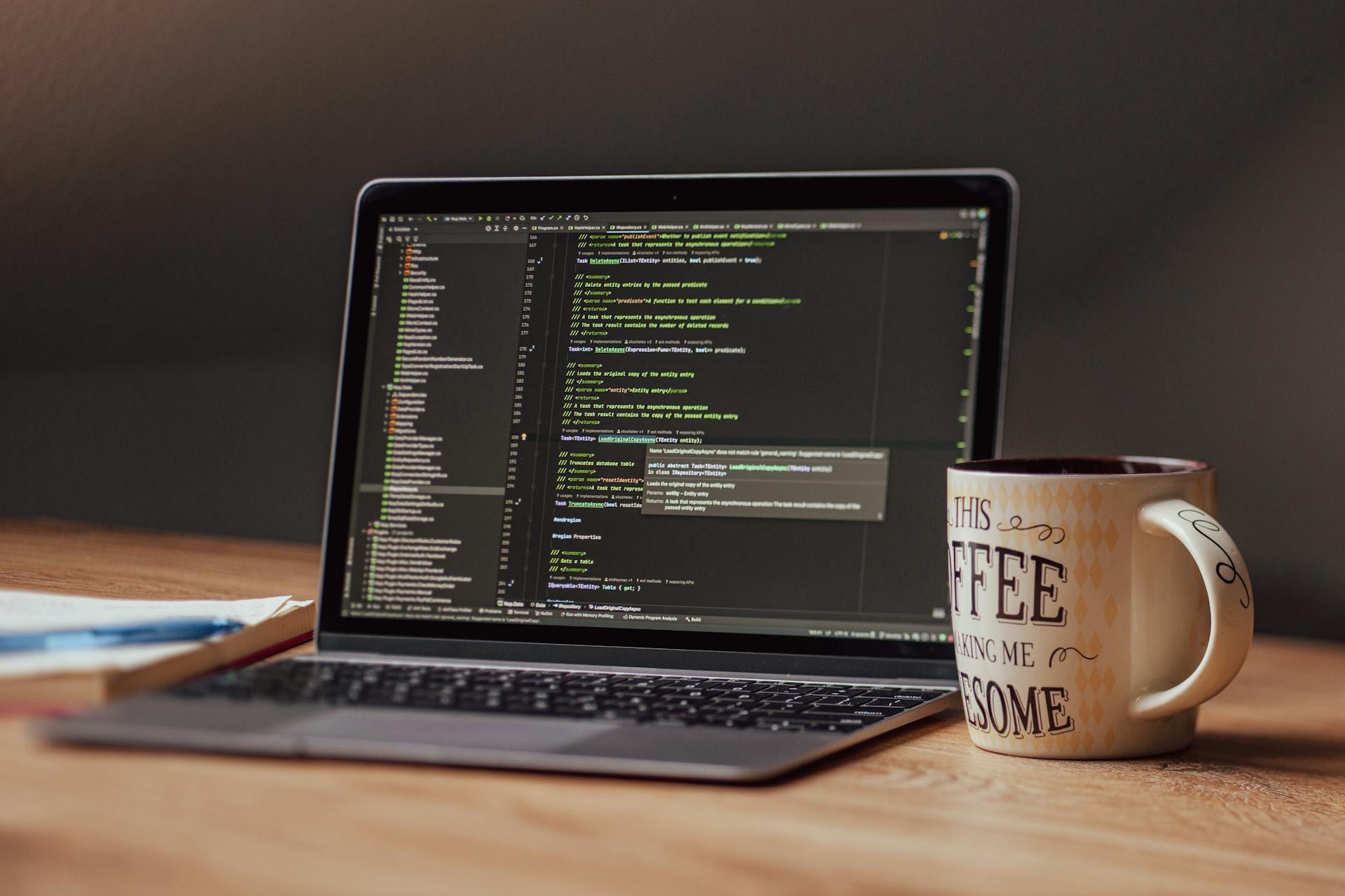Arbeitsplatz mit Laptop &mdash; Metapher f&uuml;r Langzyklus-Fern-Mac, Speicherplanung und Regionenwahl