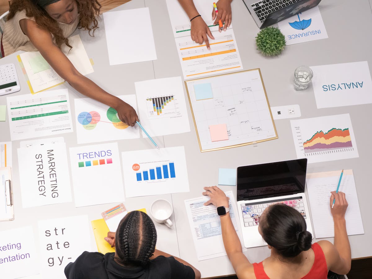 Poste de travail &eacute;voquant build macOS, notarisation et collaboration distante