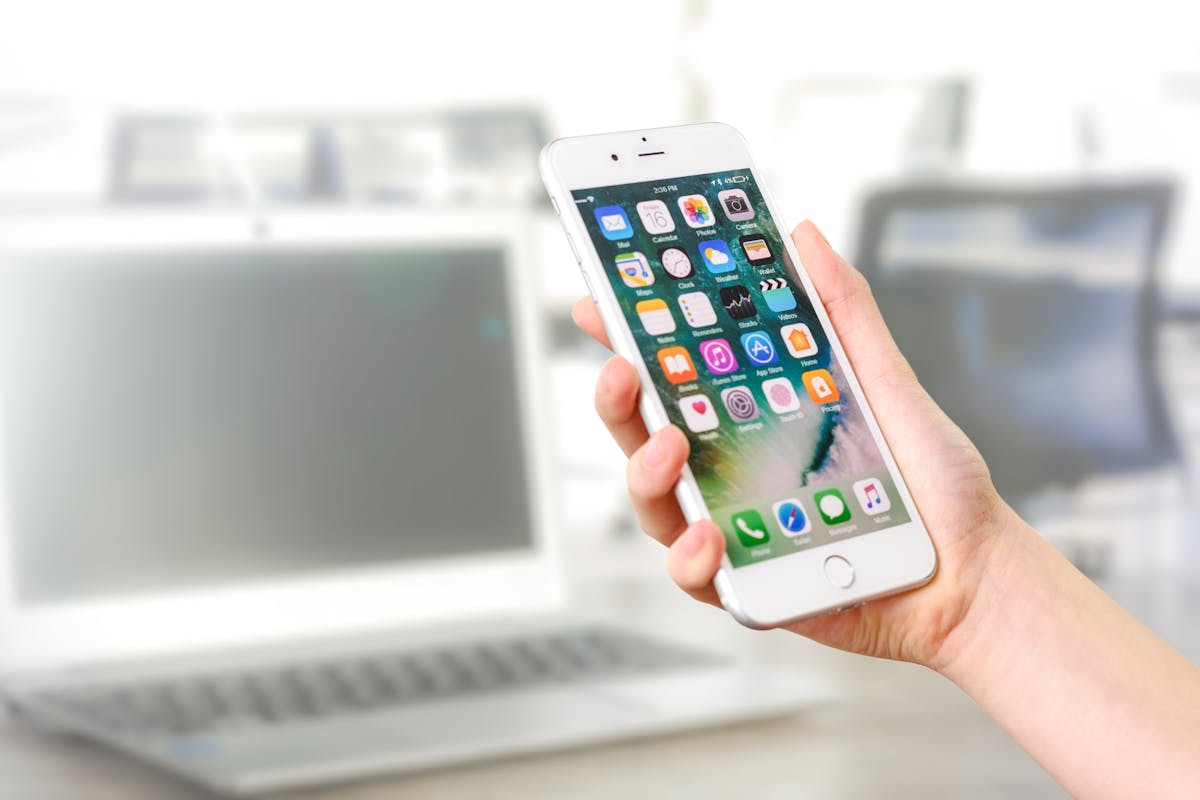 Smartphone et ordinateur portable symbolisant l&rsquo;appairage de n&oelig;uds iOS et Android vers une passerelle OpenClaw au Canada