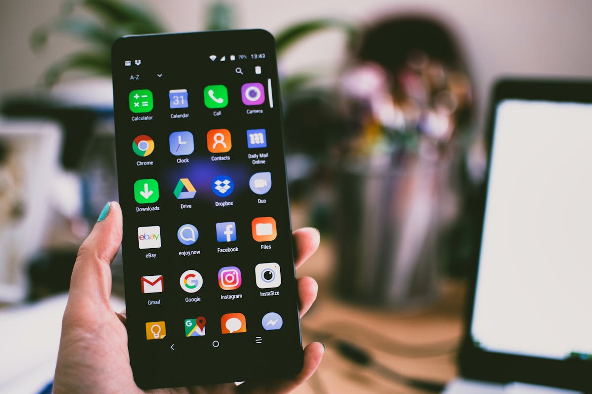 智能手机与桌面协作，象征 iOS/Android 节点与加拿大远程 Gateway 配对