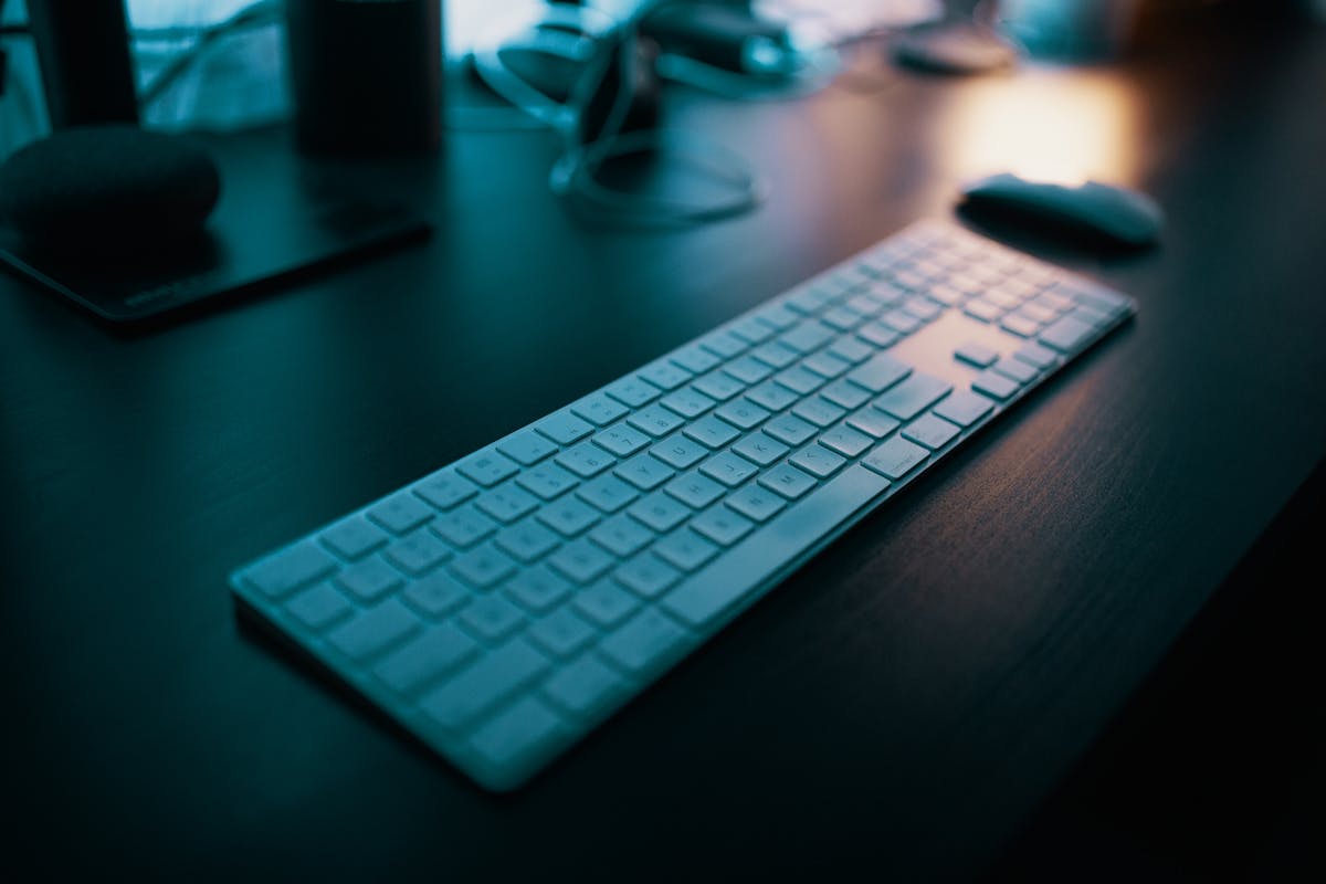 双屏办公桌与线缆，象征远程网关、Dashboard 与跨洋 SSH 协作